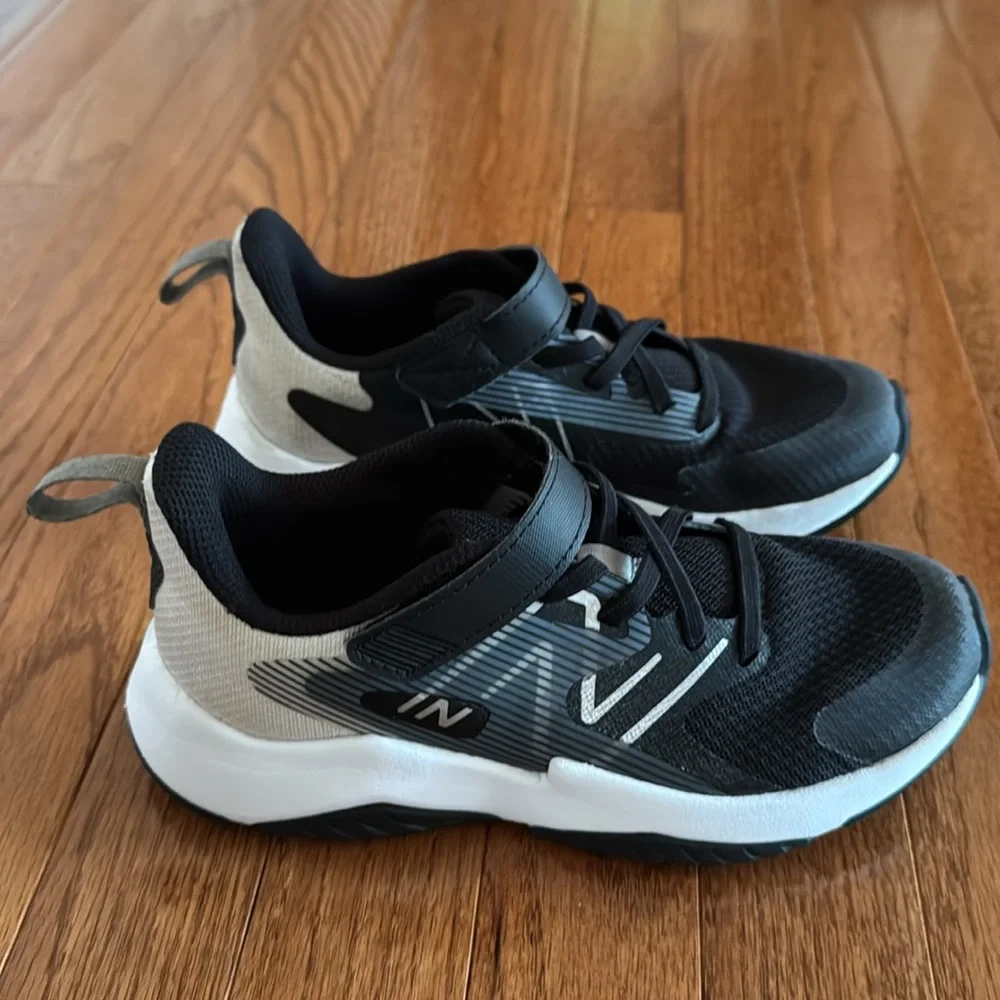 🎉New Balance- Velcro Sneakers(Size 2)🎉 - Picture 2 of 6
